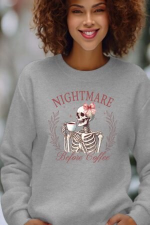 Nightmare Before Coffee – Sweat Col Rond Femme – Gris