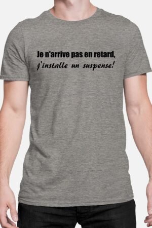 Retard Suspense – Tshirt Homme – Gris