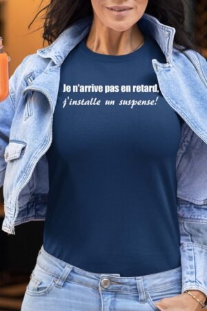 Je n'arrive pas en retard j'installe un suspense - Tshirt Femme