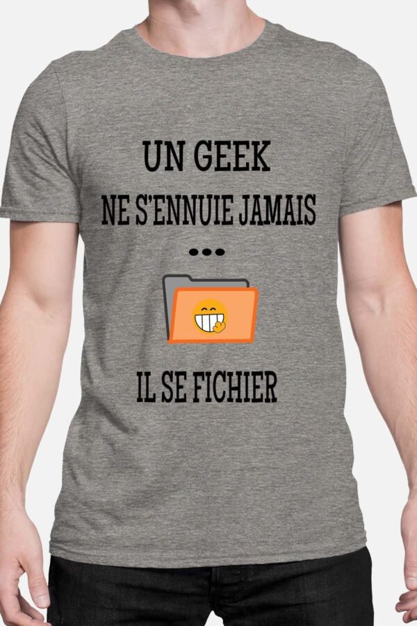 Un geek ne s'ennuie jamais - Tshirt Homme